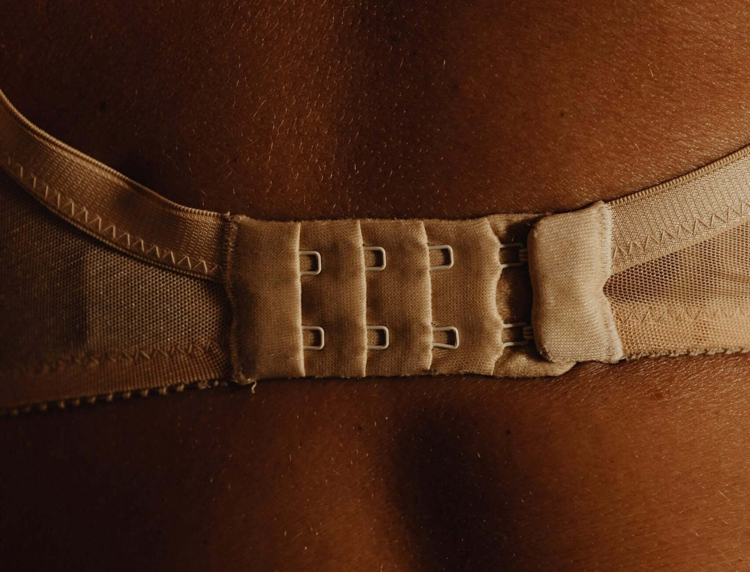 גב של אישה עם סגר של חזייה ללא ברזלים.