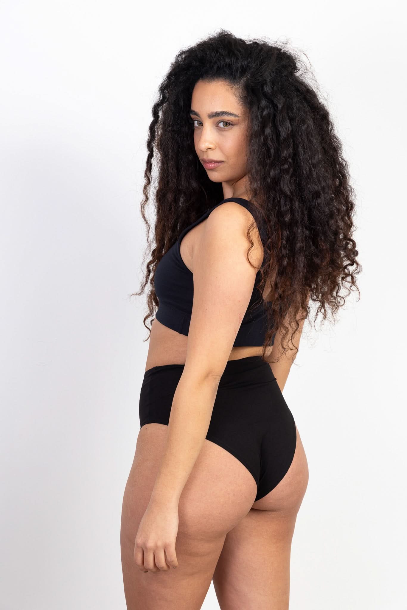 תחתוני בריף בגזרה גבוהה מכותנה אורגנית בצבע שחור