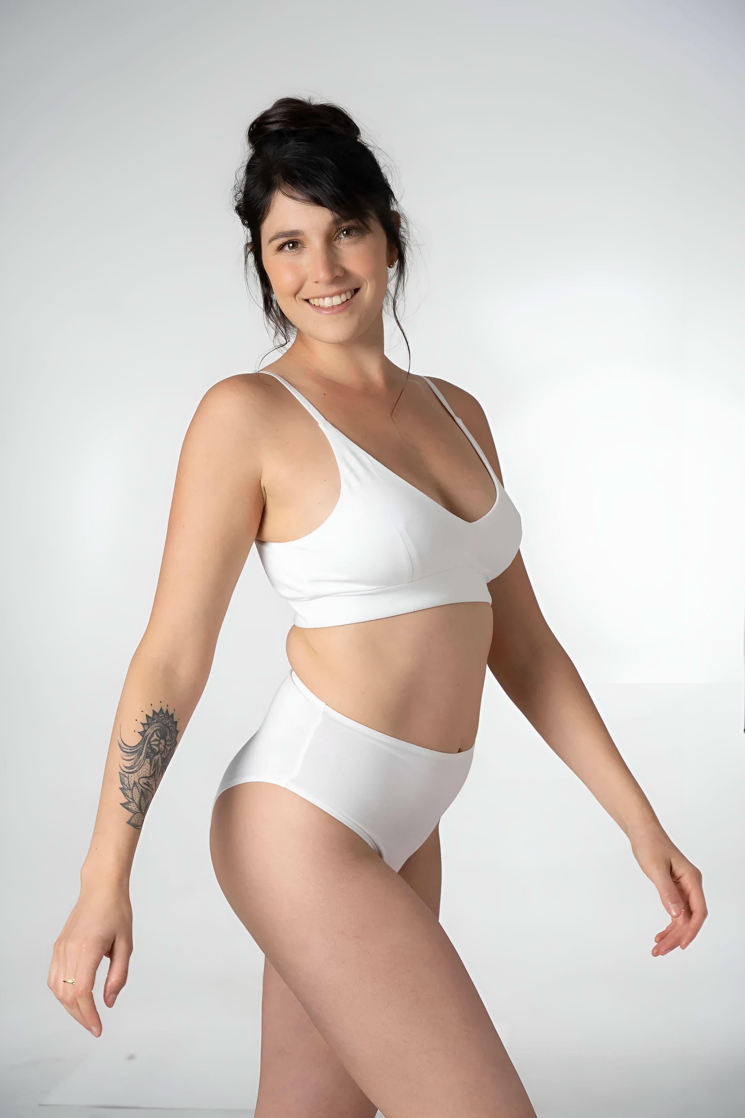 תחתוני בריף בגזרה גבוהה מכותנה אורגנית בצבע לבן