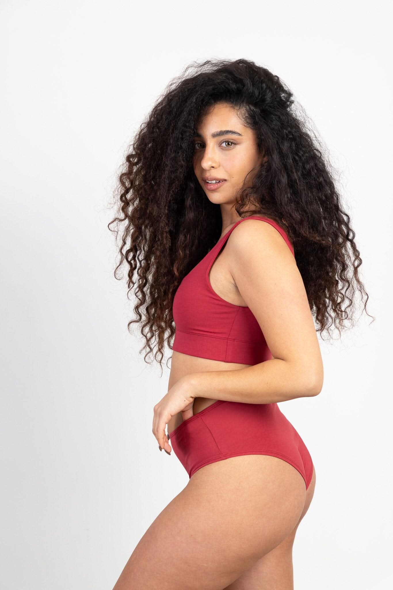 תחתוני מידי בגזרה גבוהה מכותנה אורגנית בצבע אדום