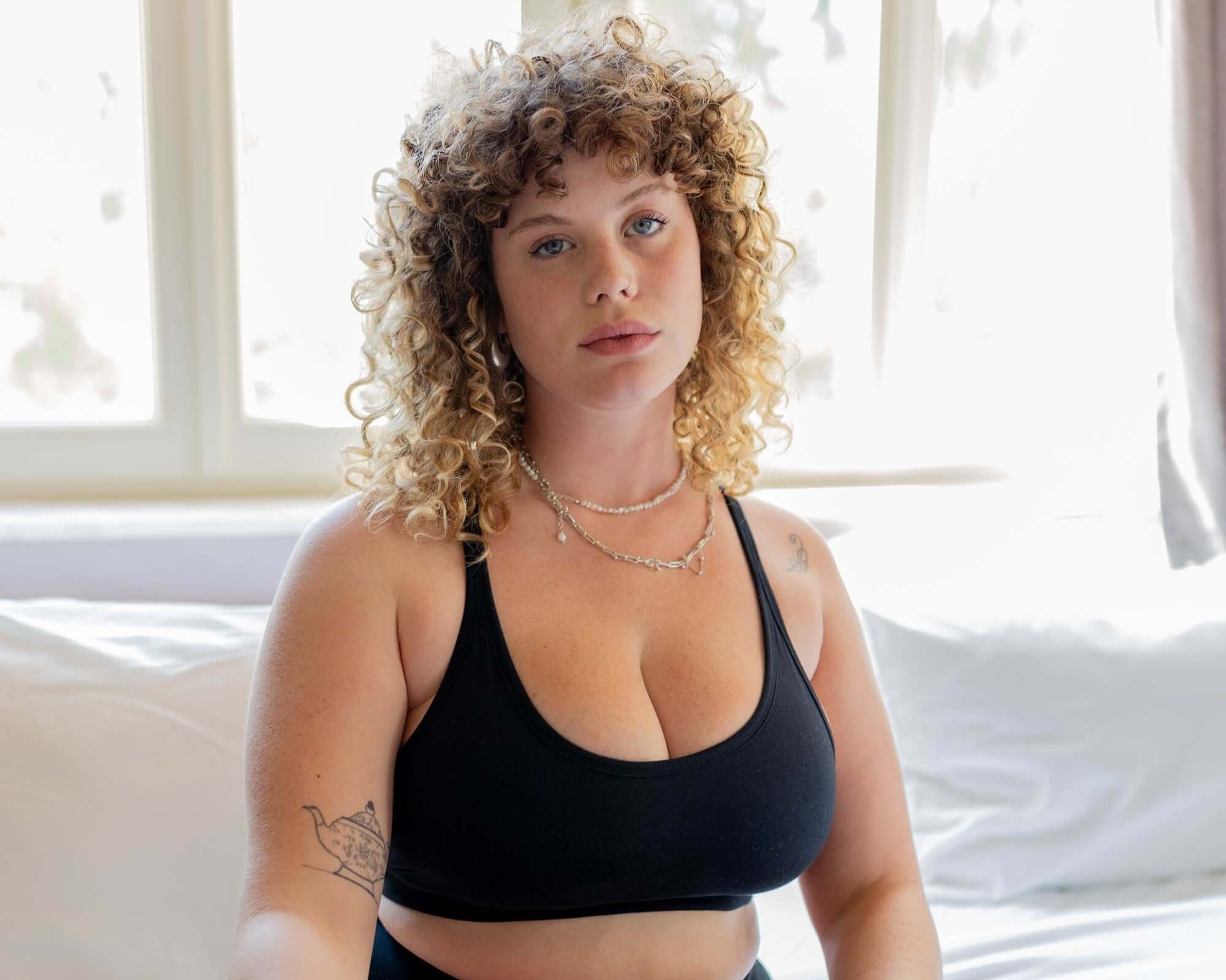 אישה לובשת גוזייה שחורה של ליליבלום